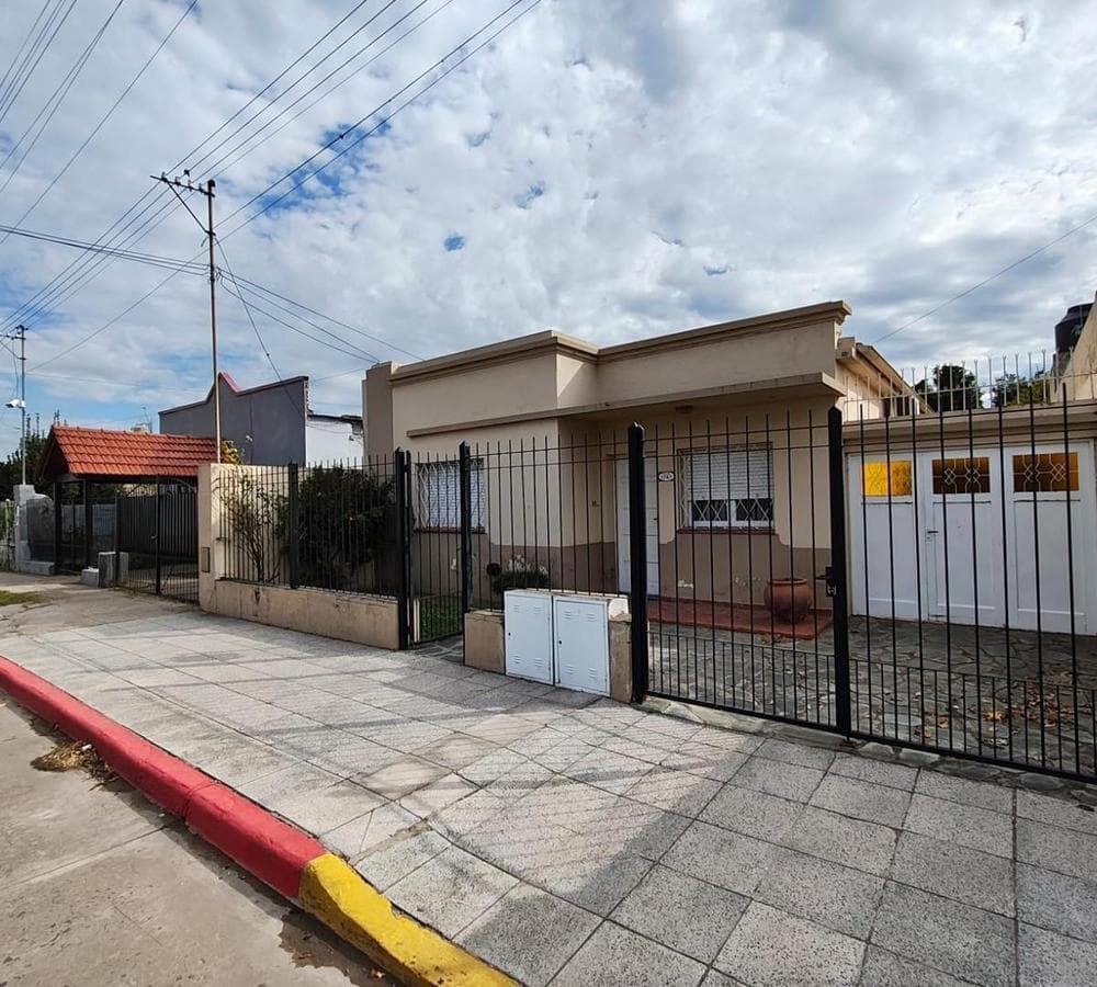 HOUSE FOR SALE: 5 ROOMS, DOWNTOWN LUJÁN