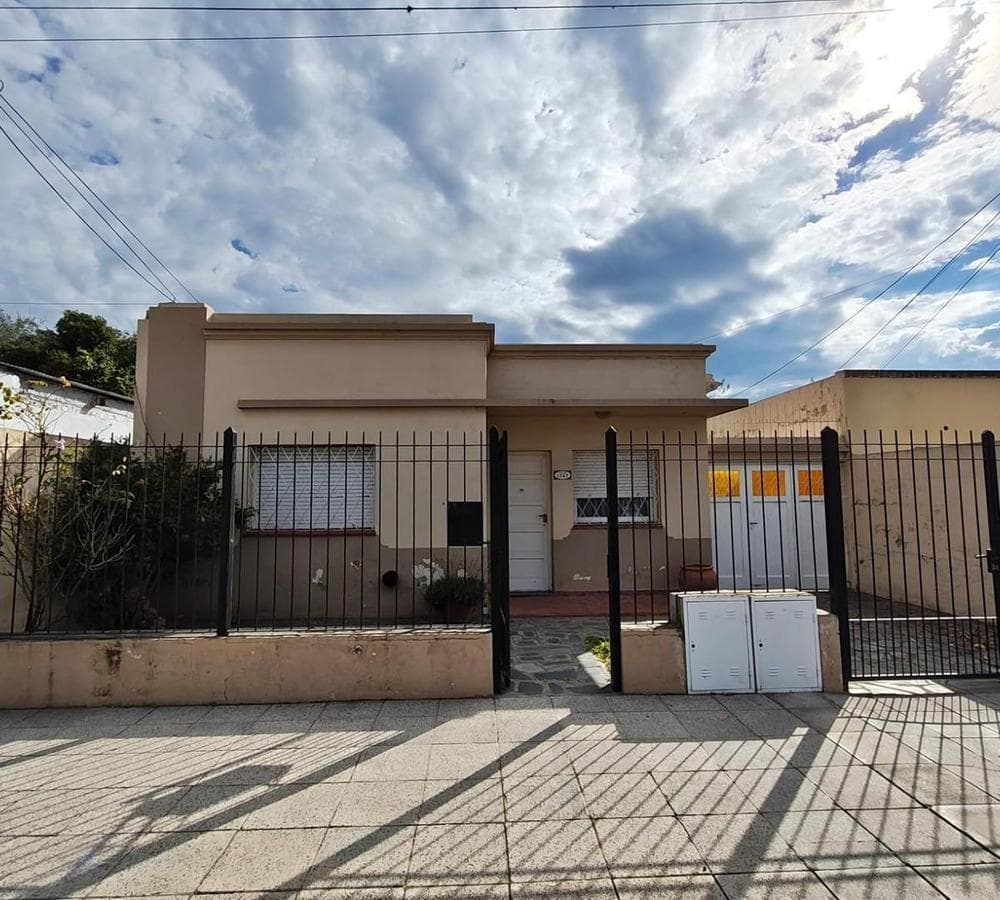 HOUSE FOR SALE: 5 ROOMS, DOWNTOWN LUJÁN