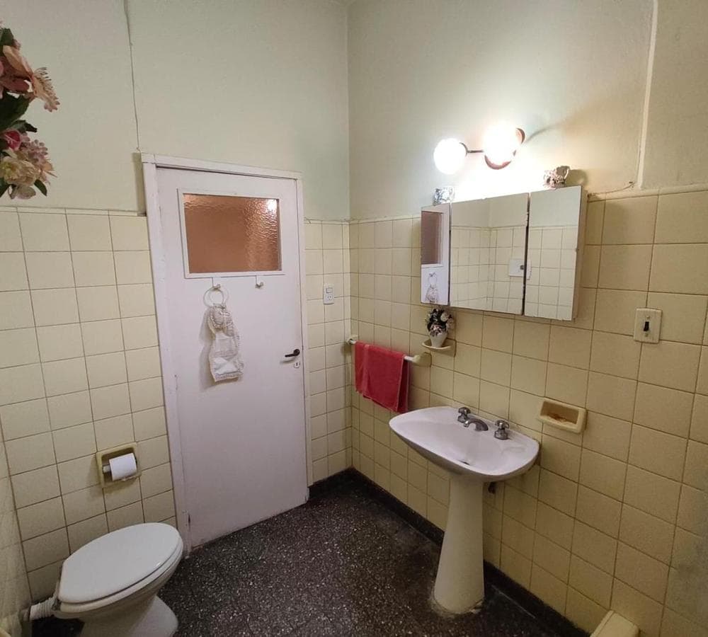 HOUSE FOR SALE: 5 ROOMS, DOWNTOWN LUJÁN