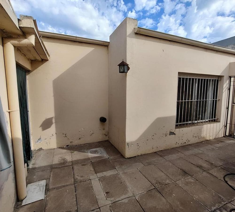 HOUSE FOR SALE: 5 ROOMS, DOWNTOWN LUJÁN