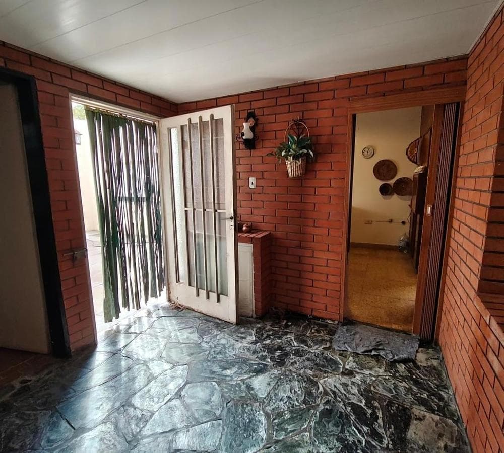 HOUSE FOR SALE: 5 ROOMS, DOWNTOWN LUJÁN