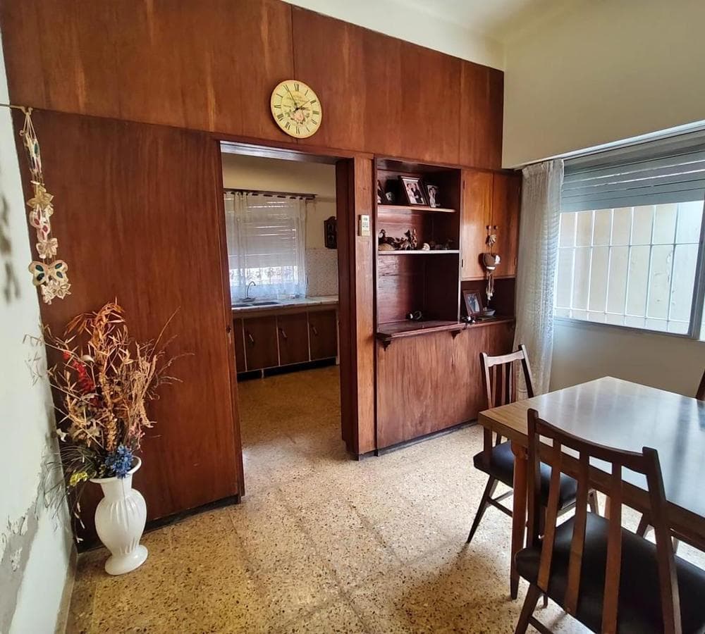 HOUSE FOR SALE: 5 ROOMS, DOWNTOWN LUJÁN