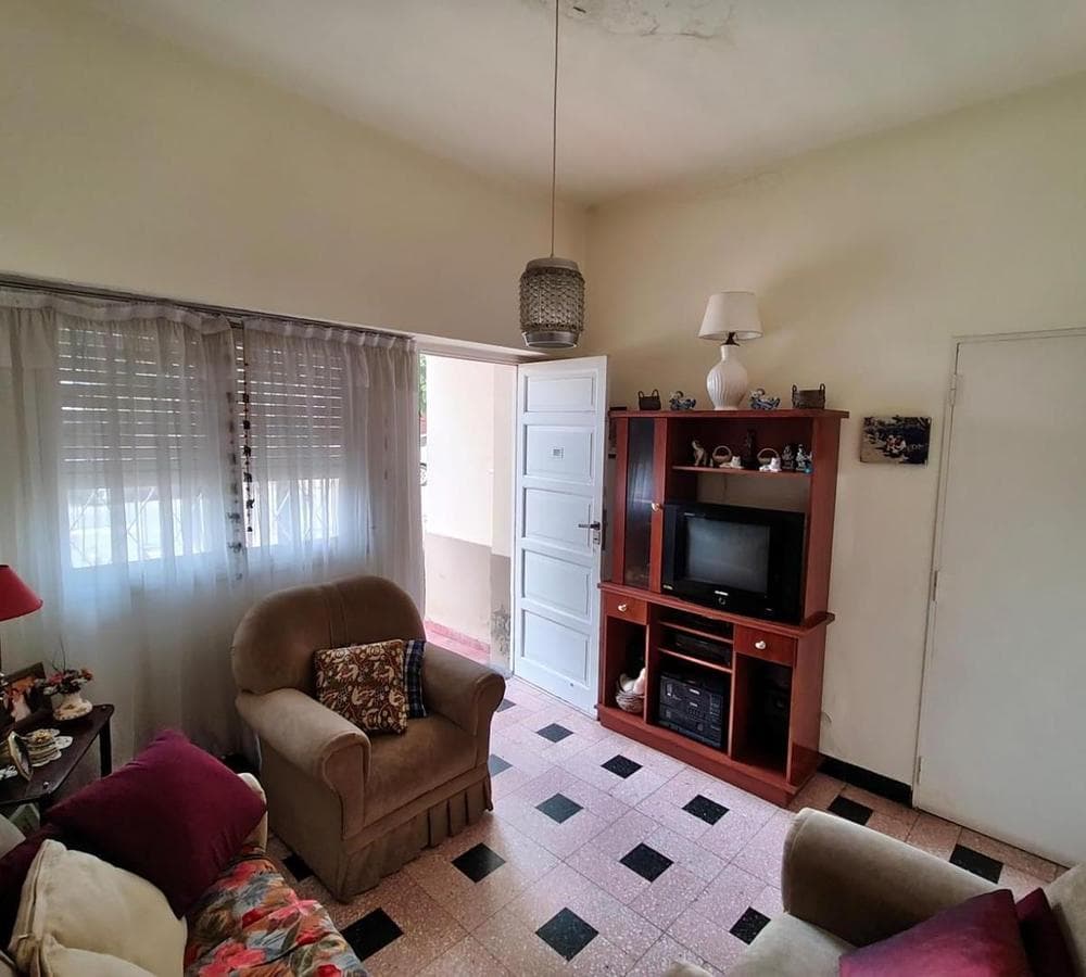HOUSE FOR SALE: 5 ROOMS, DOWNTOWN LUJÁN