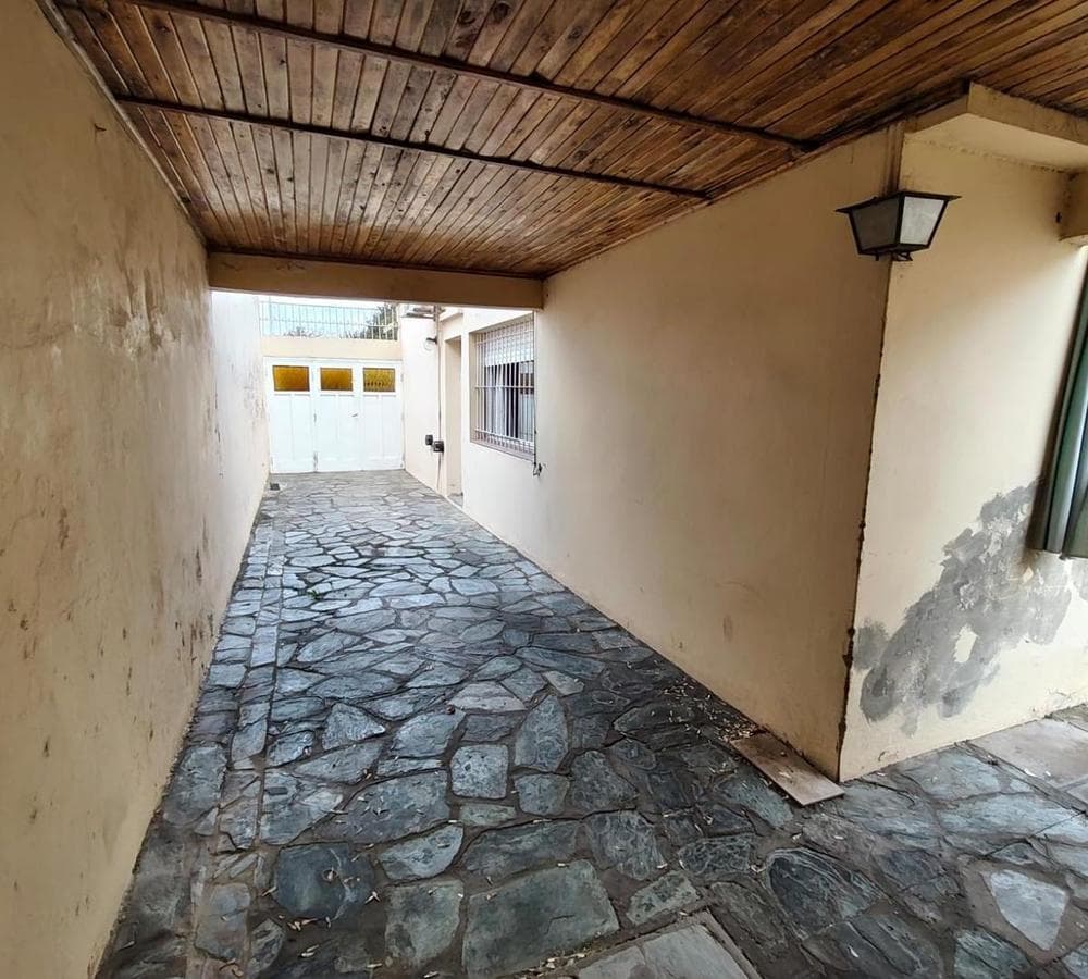 HOUSE FOR SALE: 5 ROOMS, DOWNTOWN LUJÁN