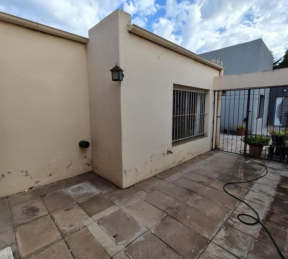 HOUSE FOR SALE: 5 ROOMS, DOWNTOWN LUJÁN
