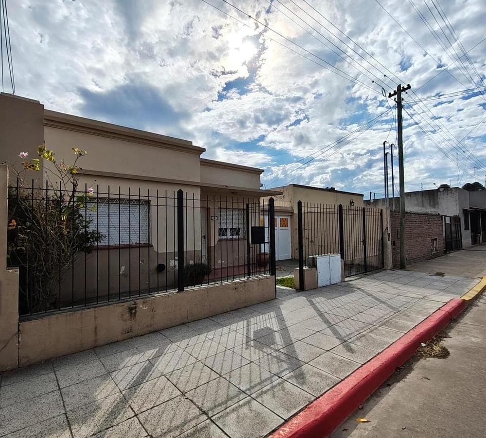 HOUSE FOR SALE: 5 ROOMS, DOWNTOWN LUJÁN