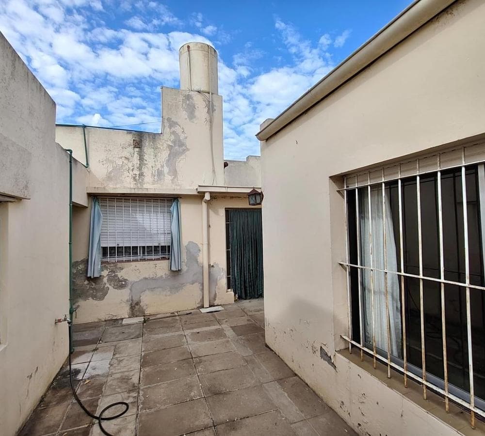 HOUSE FOR SALE: 5 ROOMS, DOWNTOWN LUJÁN