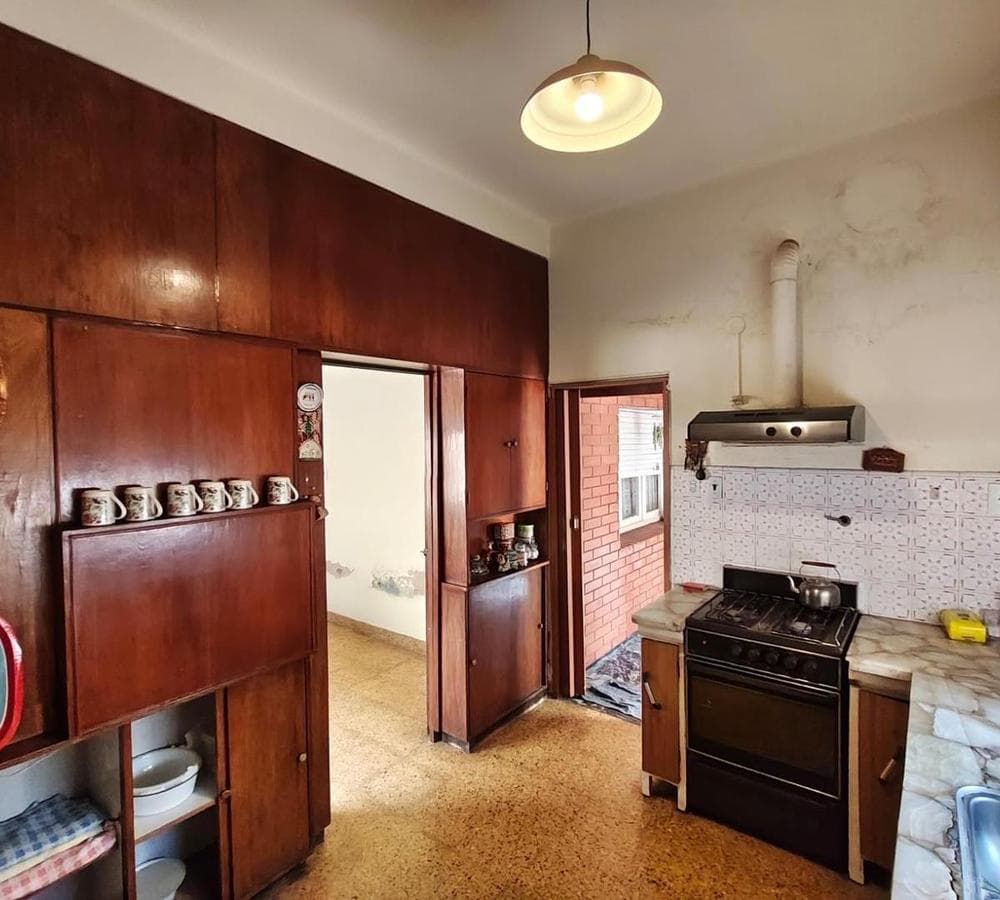HOUSE FOR SALE: 5 ROOMS, DOWNTOWN LUJÁN
