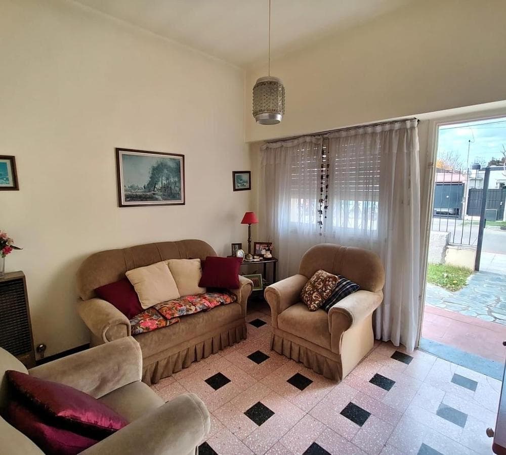 HOUSE FOR SALE: 5 ROOMS, DOWNTOWN LUJÁN