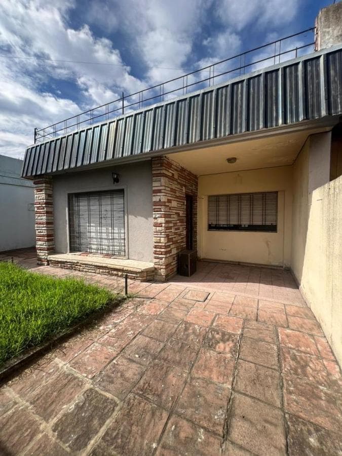 3-Bedroom, 3-Bathroom House in Morón