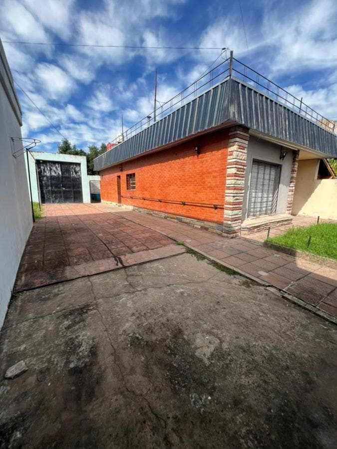 3-Bedroom, 3-Bathroom House in Morón