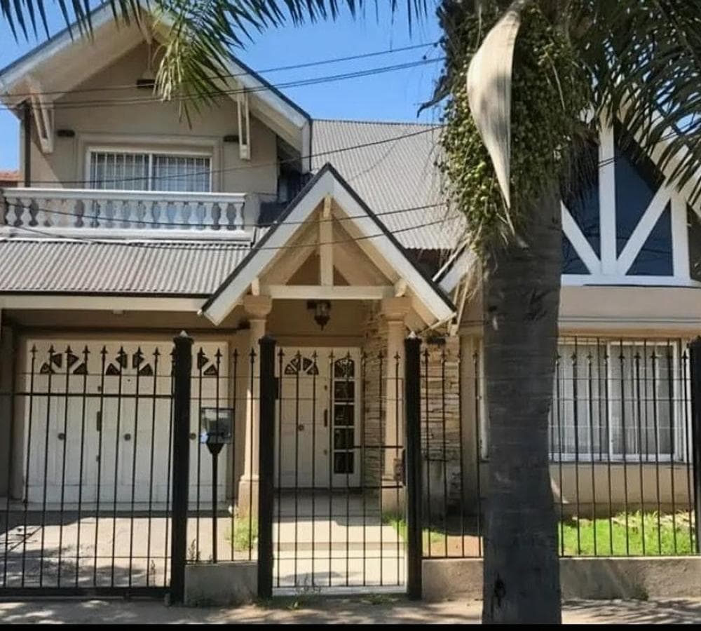 VILLA FOR SALE WITH BARBECUE AREA AND SWIMMING POOL IN CASTELAR