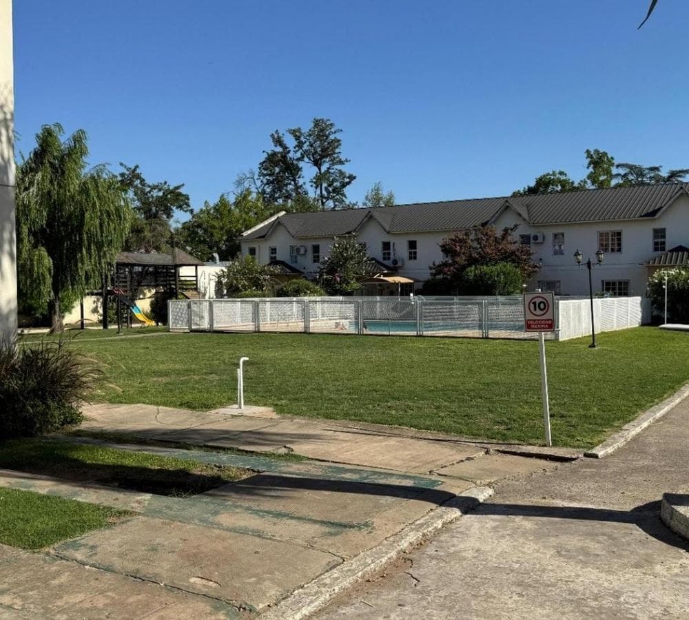 Duplex-style home for sale in the Moreno gated community, 3 rooms