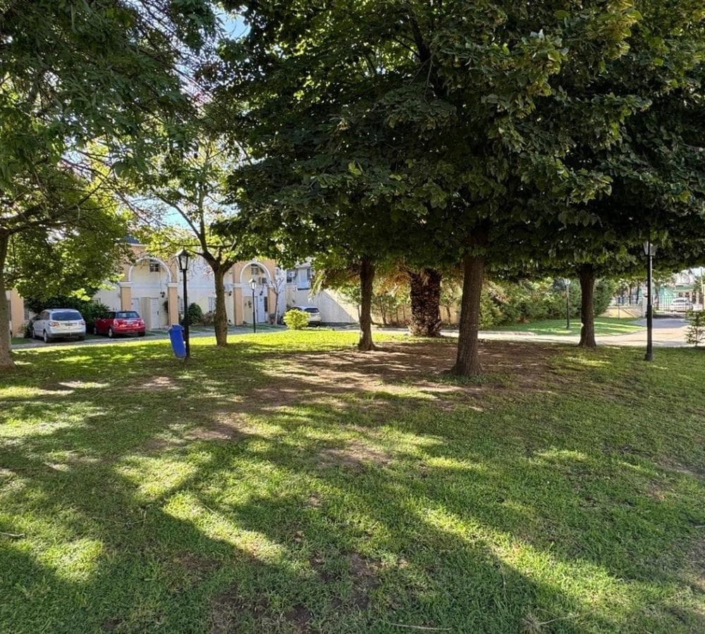 Duplex-style home for sale in the Moreno gated community, 3 rooms