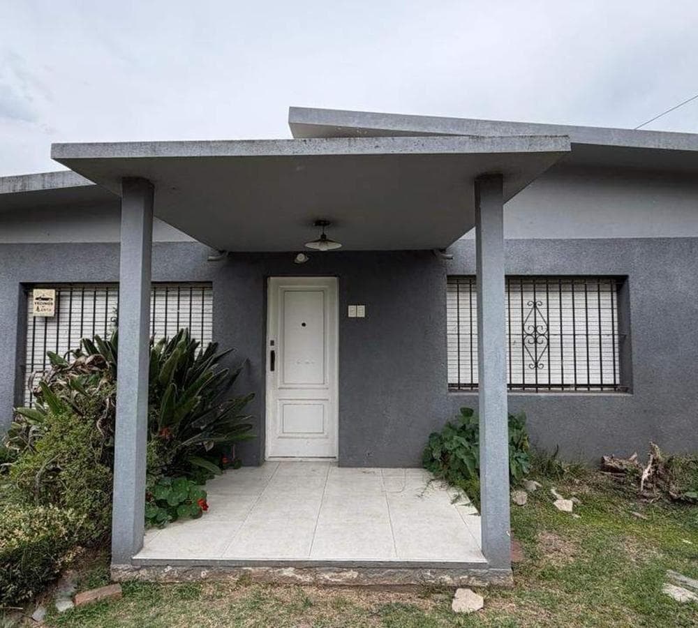 House for Sale with a Barbecue Area and Garden in Francisco Álvarez