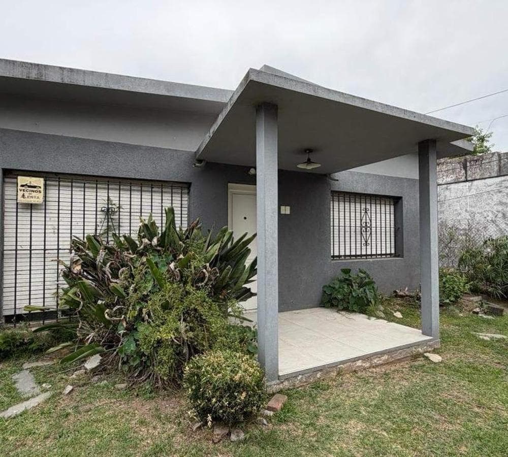 House for Sale with a Barbecue Area and Garden in Francisco Álvarez