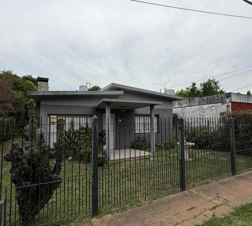 House for Sale with a Barbecue Area and Garden in Francisco Álvarez
