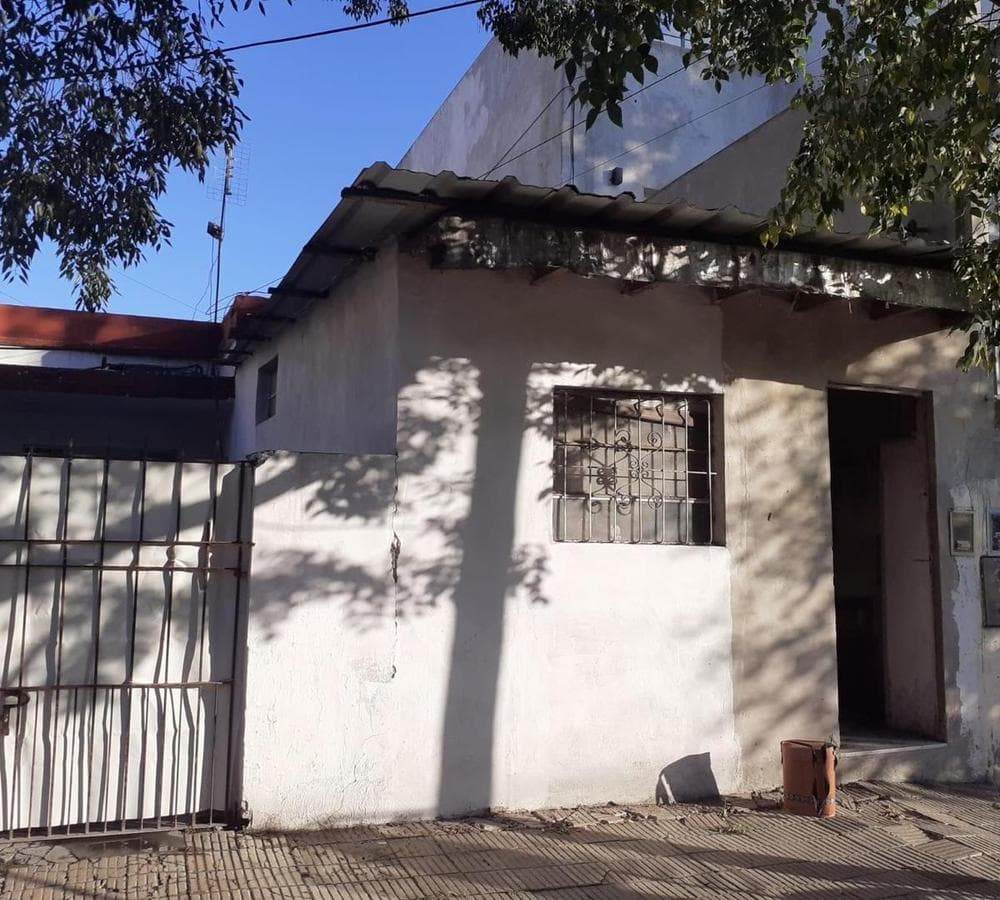 A WONDERFUL OPPORTUNITY: THE HOUSE AND ITS LOCATION