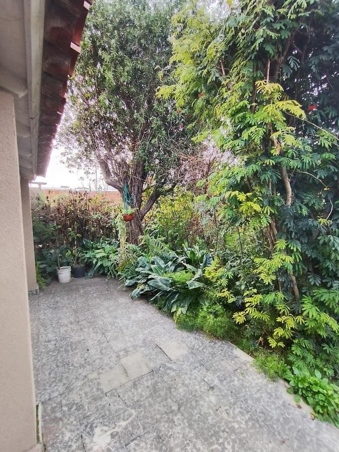 For sale: a 3-bedroom house with a 2-bedroom apartment in Ituzaingó Sur with a garden.