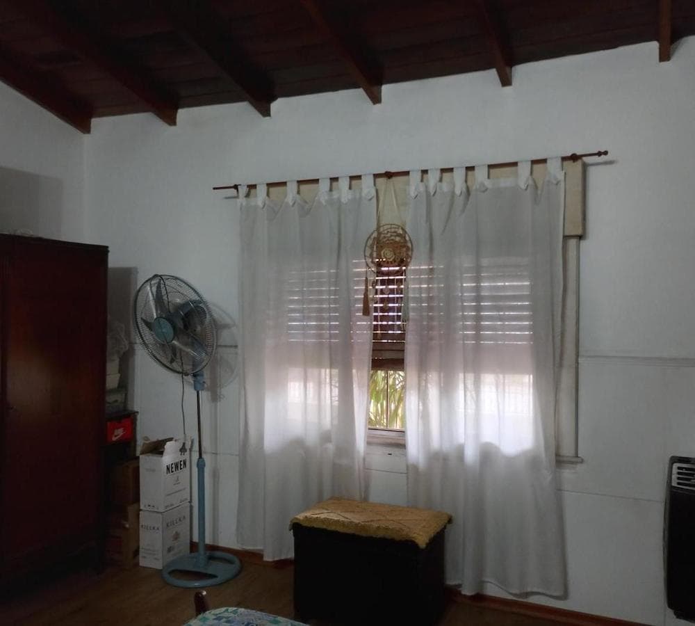For sale: a 3-bedroom house with a 2-bedroom apartment in Ituzaingó Sur with a garden.
