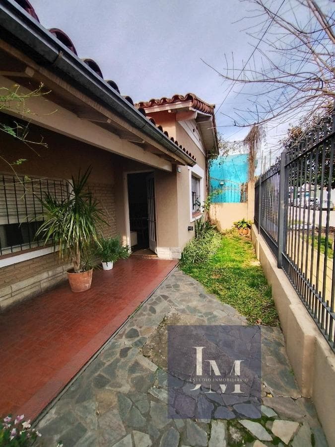 For sale: a 3-bedroom house with a 2-bedroom apartment in Ituzaingó Sur with a garden.