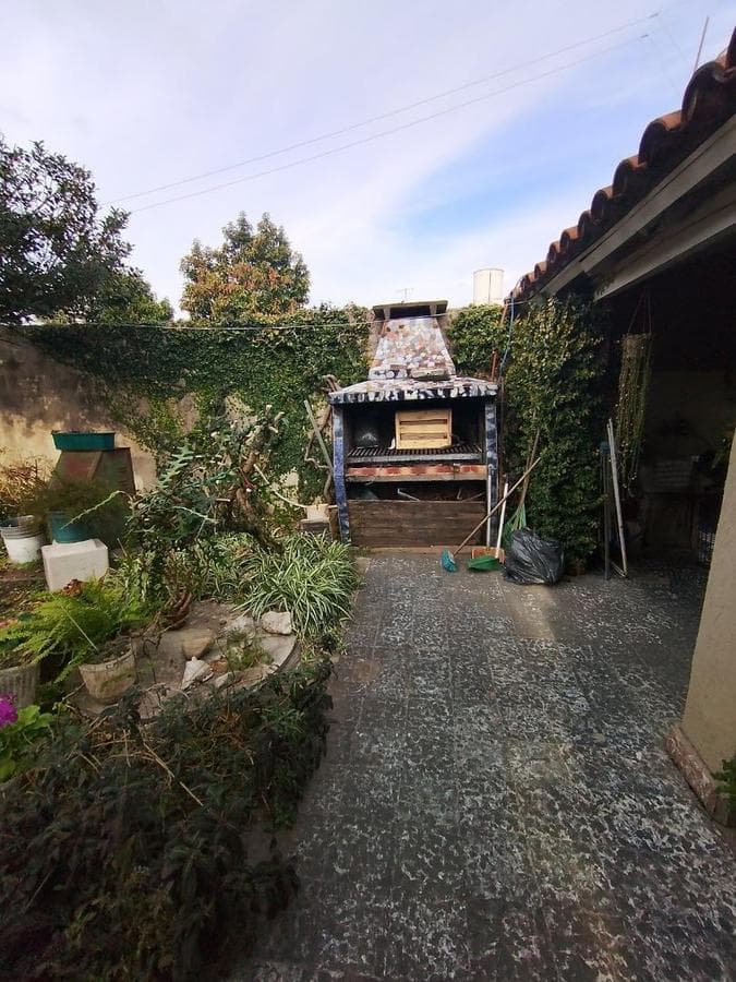 For sale: a 3-bedroom house with a 2-bedroom apartment in Ituzaingó Sur with a garden.