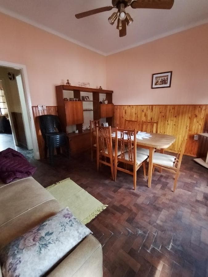 For sale: a 3-bedroom house with a 2-bedroom apartment in Ituzaingó Sur with a garden.