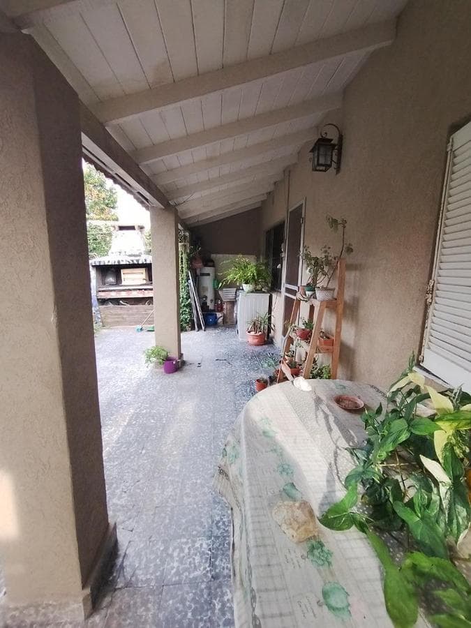 For sale: a 3-bedroom house with a 2-bedroom apartment in Ituzaingó Sur with a garden.