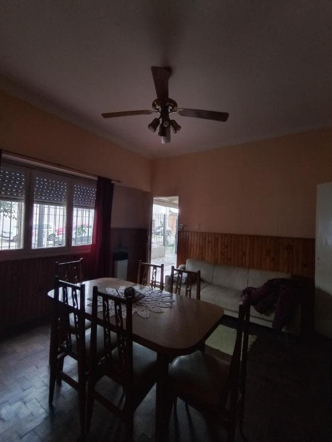 For sale: a 3-bedroom house with a 2-bedroom apartment in Ituzaingó Sur with a garden.