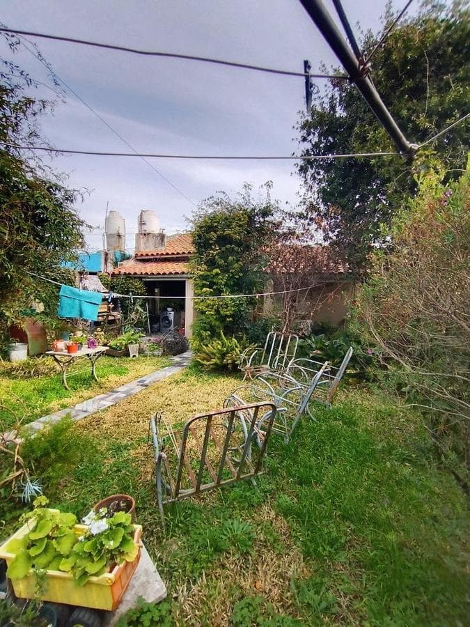 For sale: a 3-bedroom house with a 2-bedroom apartment in Ituzaingó Sur with a garden.