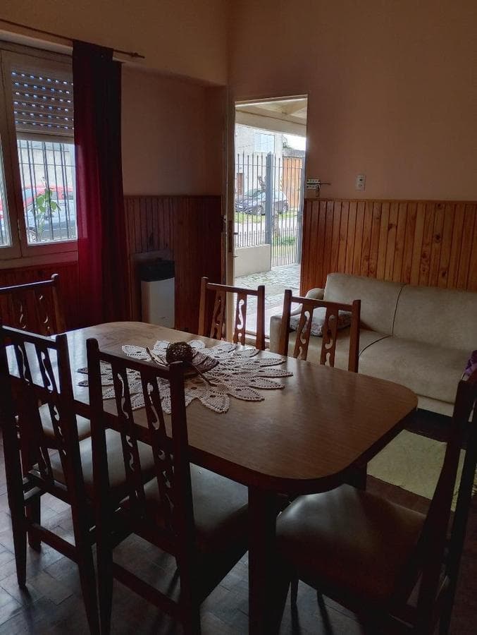 For sale: a 3-bedroom house with a 2-bedroom apartment in Ituzaingó Sur with a garden.