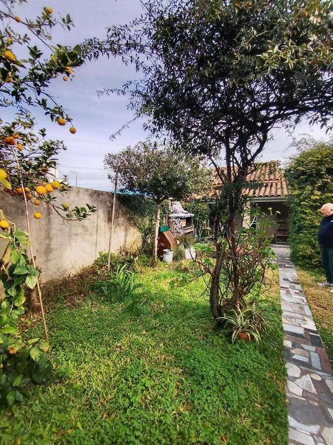 For sale: a 3-bedroom house with a 2-bedroom apartment in Ituzaingó Sur with a garden.