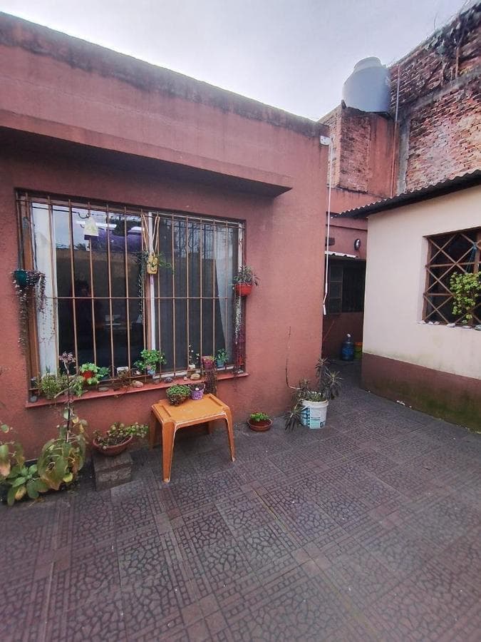 For sale: a 3-bedroom house with a 2-bedroom apartment in Ituzaingó Sur with a garden.
