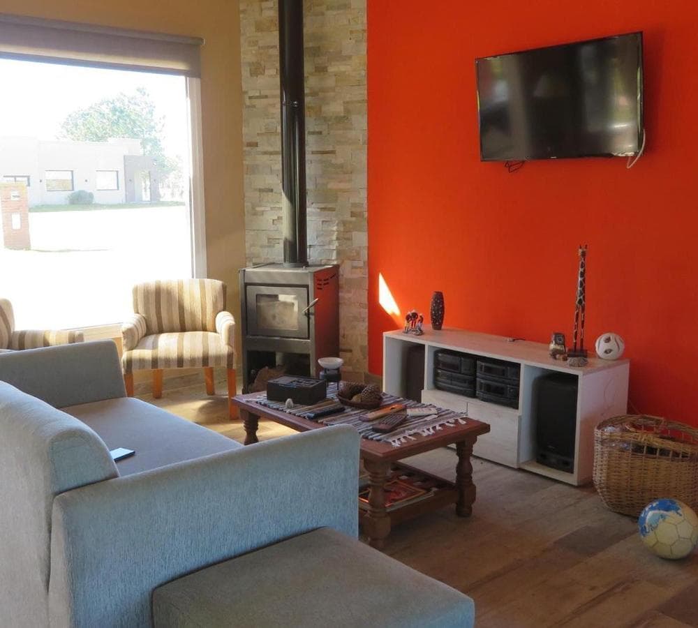 HOUSE FOR SALE: 5-ROOM HOME AT LAS HOJAS COUNTRY CLUB, MARCOS PAZ