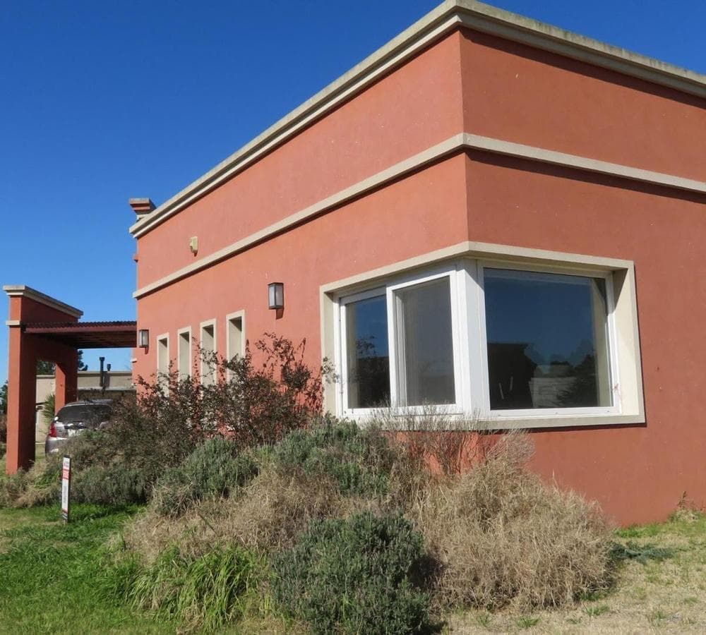 HOUSE FOR SALE: 5-ROOM HOME AT LAS HOJAS COUNTRY CLUB, MARCOS PAZ