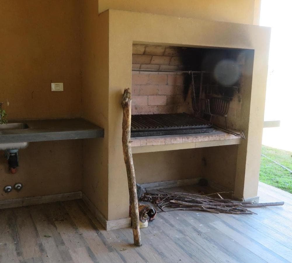HOUSE FOR SALE: 5-ROOM HOME AT LAS HOJAS COUNTRY CLUB, MARCOS PAZ