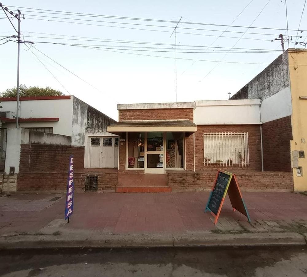 HOUSE FOR SALE WITH COMMERCIAL SPACE IN DOWNTOWN LUJÁN