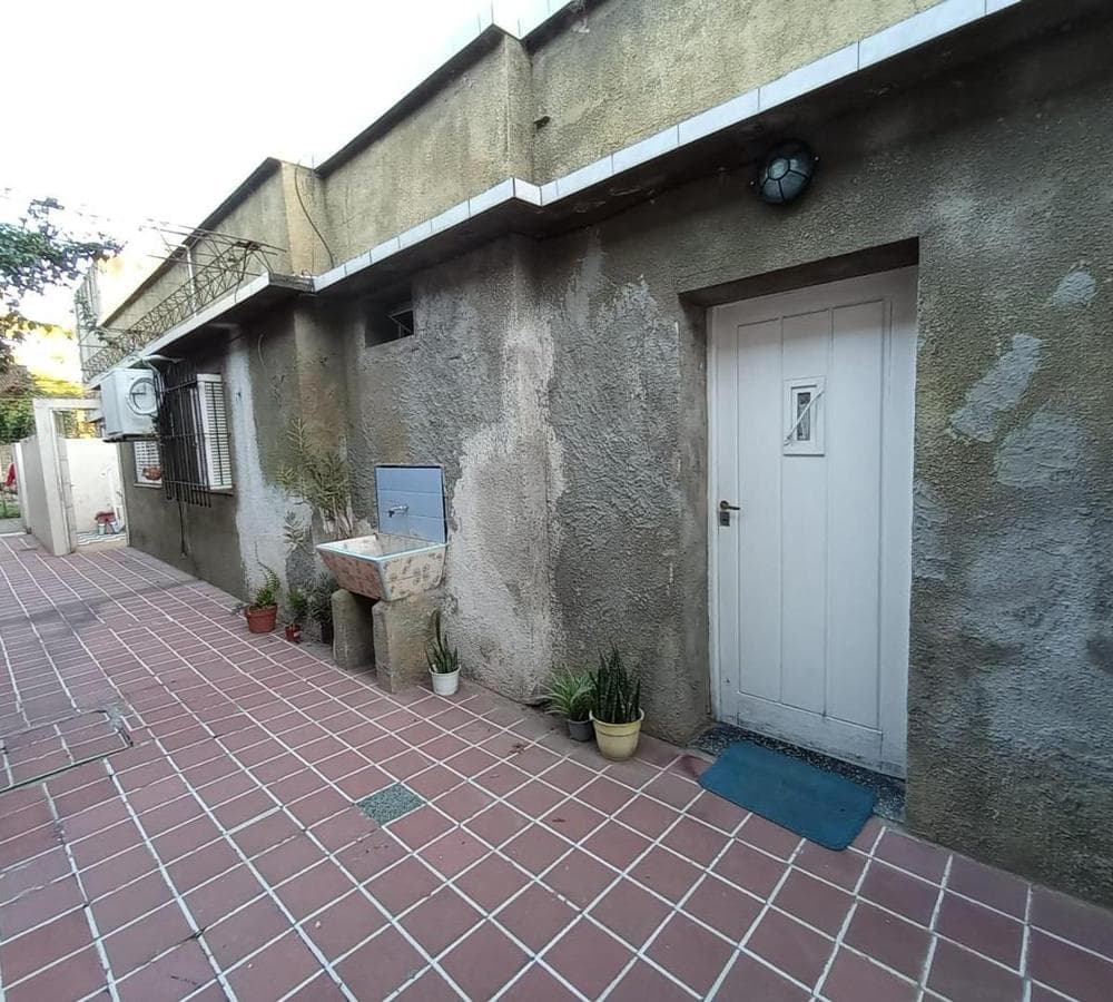 HOUSE FOR SALE WITH COMMERCIAL SPACE IN DOWNTOWN LUJÁN