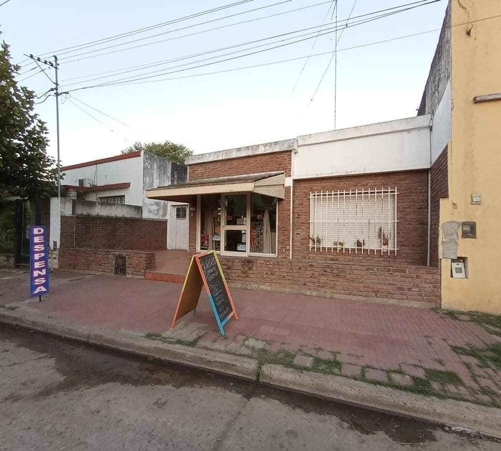 HOUSE FOR SALE WITH COMMERCIAL SPACE IN DOWNTOWN LUJÁN