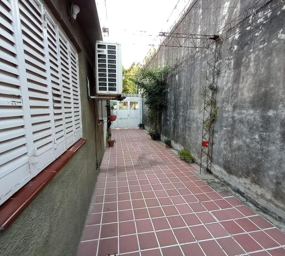 HOUSE FOR SALE WITH COMMERCIAL SPACE IN DOWNTOWN LUJÁN