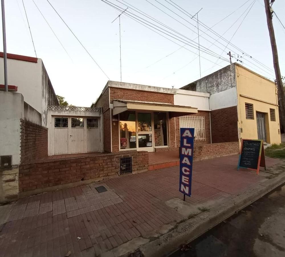 HOUSE FOR SALE WITH COMMERCIAL SPACE IN DOWNTOWN LUJÁN