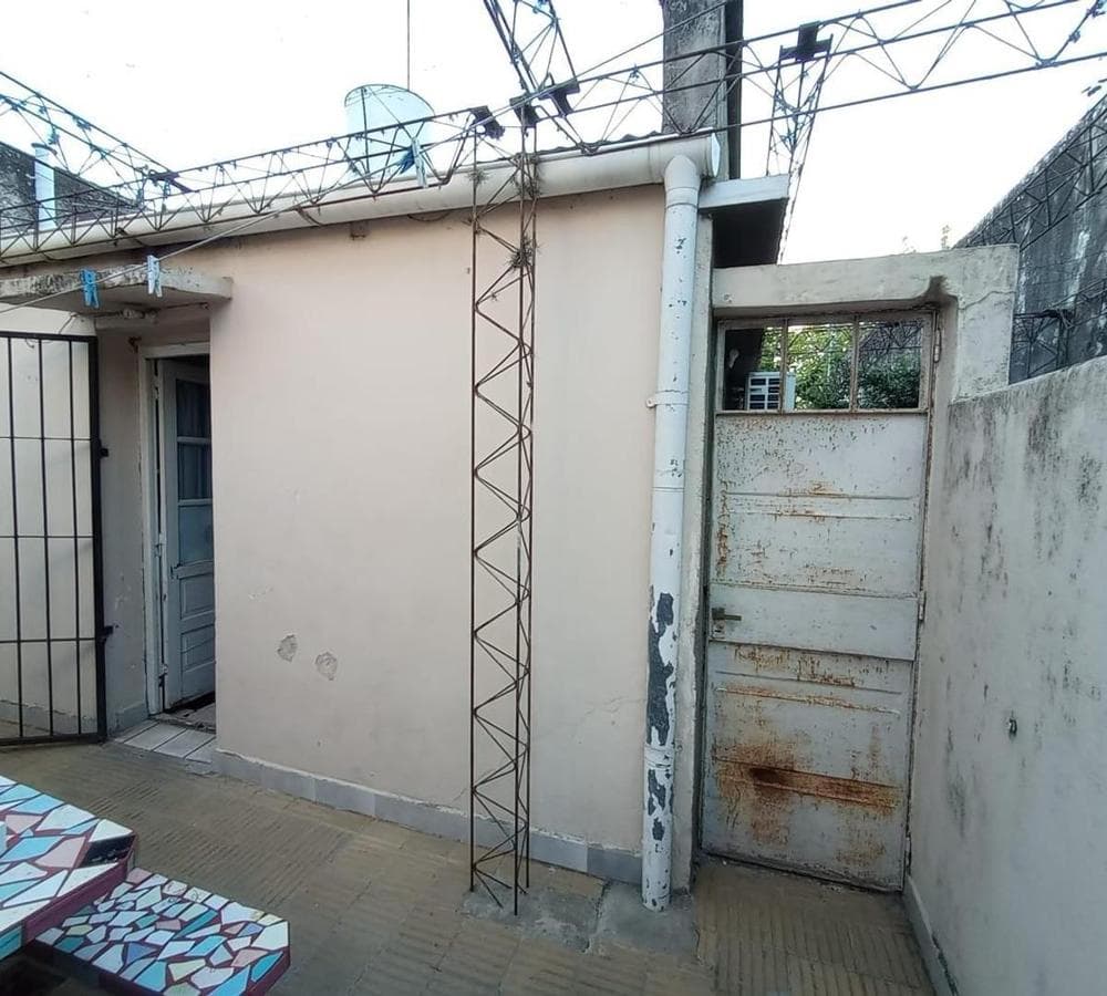 HOUSE FOR SALE WITH COMMERCIAL SPACE IN DOWNTOWN LUJÁN