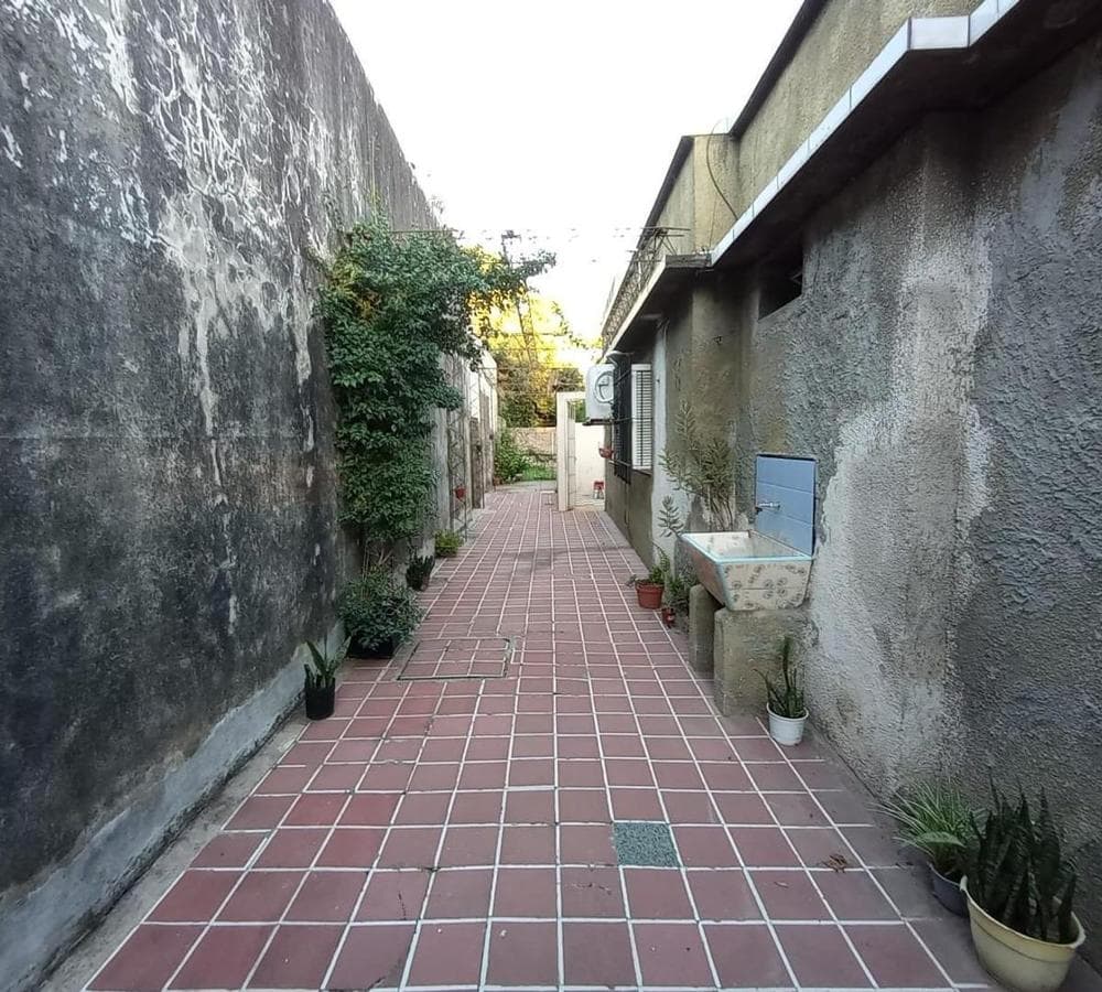 HOUSE FOR SALE WITH COMMERCIAL SPACE IN DOWNTOWN LUJÁN