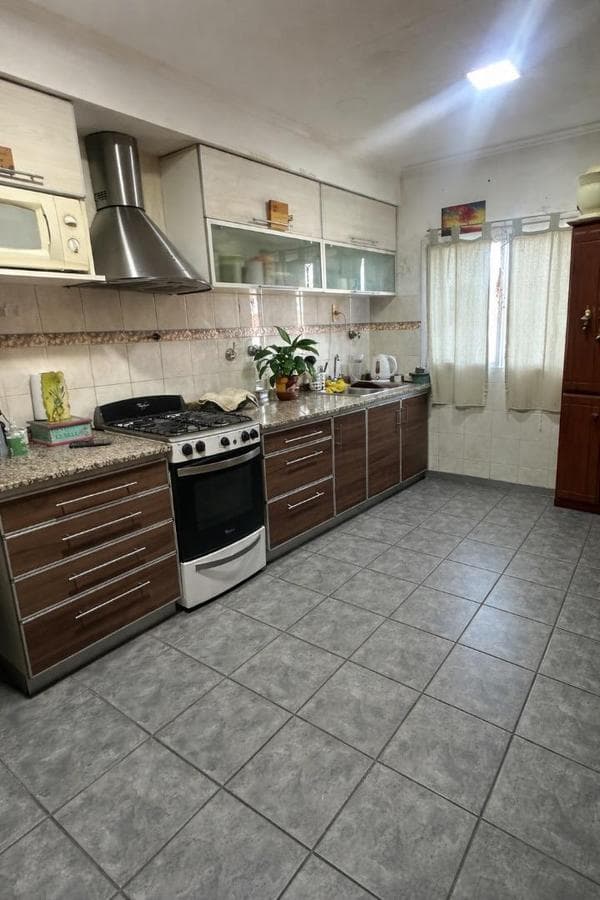 Spacious 3-room apartment for sale in Morón