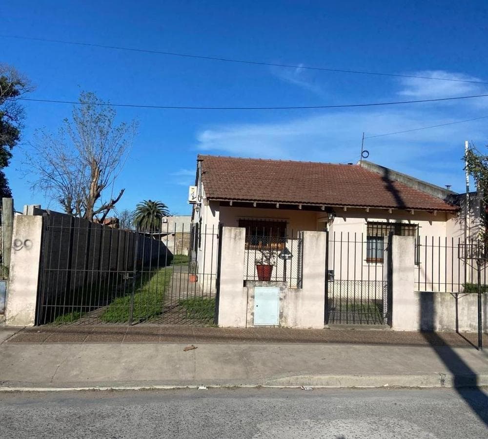 HOUSE FOR SALE IN MERCEDES B.