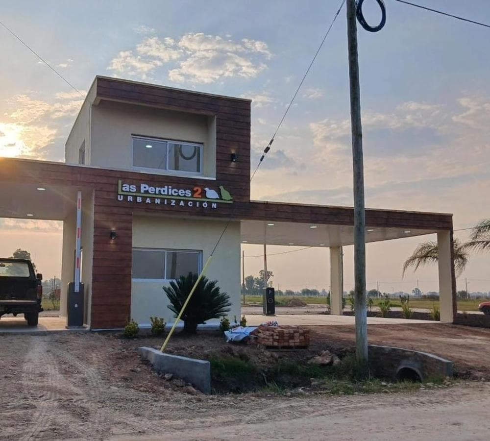EXCELLENT OPPORTUNITY: VERY LARGE LOT