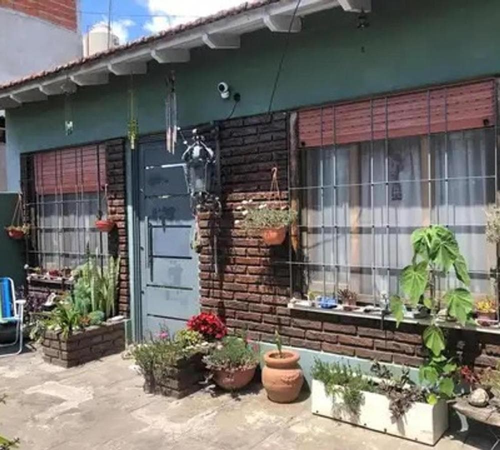 House for Sale in Hurlingham + Apartment in the Back