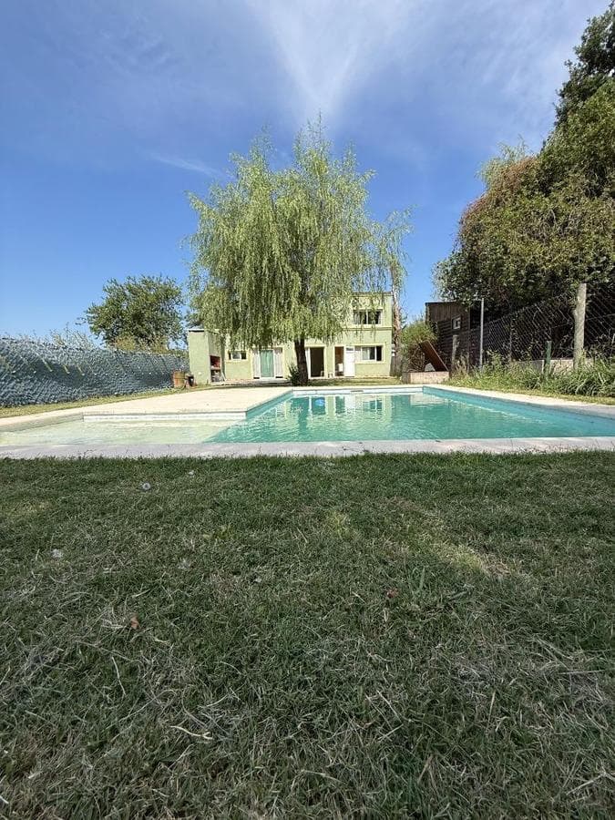 Brand-new house! 2 bedrooms, pool, and park in Carmen de Areco.
