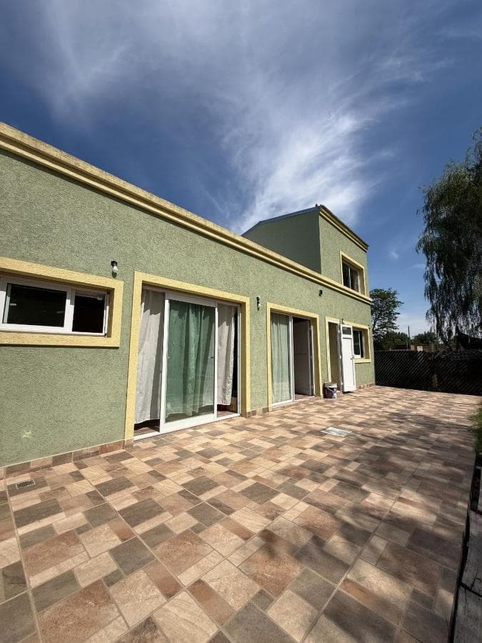 Brand-new house! 2 bedrooms, pool, and park in Carmen de Areco.
