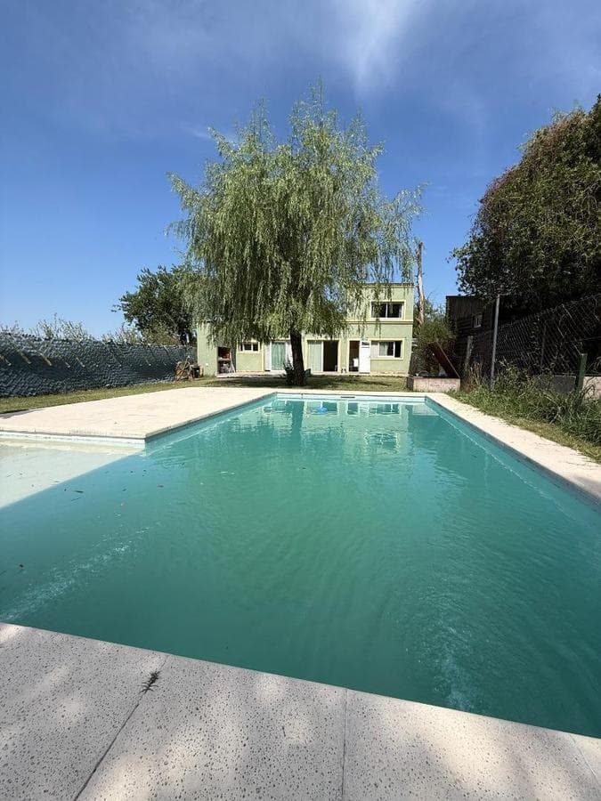Brand-new house! 2 bedrooms, pool, and park in Carmen de Areco.